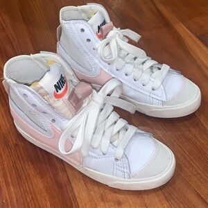 Nike women’s High-Top Sneakers in White and Light Pink size 9